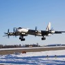 Бомбардировщик Ту-142 совершил экстренную посадку с отказавшим двигателем