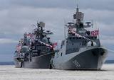 Владимир Путин принимает военно-морской парад в Петербурге