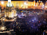 Милиция в Киеве разбирает баррикады и теснит митингующих
