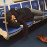 Спящий в метро Андрей Малахов был запечатлён на фото