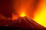 Странный световой столб зафиксирован над кратером вулкана Этна в момент извержения