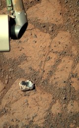 Рядом с марсоходом "Opportunity" появился странный камень