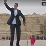 Встреча самого высокого мужчины и самой маленькой женщины в мире попала на видео