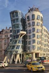Танцующий дом  "Джинджер и Фред" в Праге ангажирует  Танцующий  отель