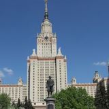 В Москве горит цокольный этаж МГУ