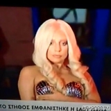 Афины в шоке: Леди Гага спустилась по трапу самолета топлес ФОТО
