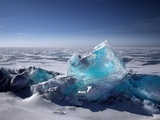 Теплоход с 127 пассажирами застрял во льдах по пути в Сахалин