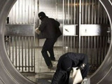 Грабители в респираторных масках выпотрошили салон сотовой связи в Москве