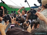 "Какие-то клоуны" бросили в Алексея Навального два торта и разбежались
