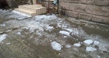 Глыба льда упала на коляску с трехлетним ребенком в Москве