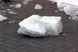 В Москве чистили снег с крыши. В результате младенец попал в больницу