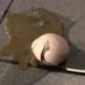 В Мариуполе пенсионеров с георгиевскими лентами забросали яйцами