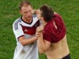 Полуголый болельщик хотел расцеловать немецкого футболиста на ЧМ