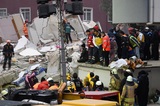 Число погибших под завалами в Стамбуле достигло 14