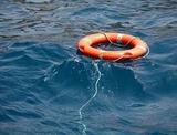 Выжившие моряки с затонувшего траулера доставлены на Сахалин