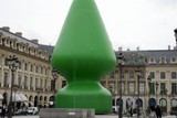 Во Франции разгорается скандал вокруг рождественской елки