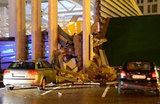 Крыша ТЦ в Риге снова рухнула — на спасателей