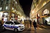 Полицейский открыл стрельбу по людям в пригороде Парижа