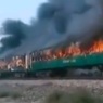 Десятки человек погибли при пожаре в поезде в Пакистане