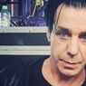 Источники: Лидер группы Rammstein сломал челюсть фанату во время ссоры в отеле