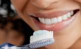 Стоматологи не рекомендуют чистить зубы сразу после приема пищи