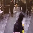 В здании редакции &laquo;МК&raquo; в Москве неизвестные в камуфляже устроили "маски-шоу" с оружием и кувалдами