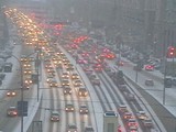 Утро на московских дорогах началось со снегопада и нескольких ДТП
