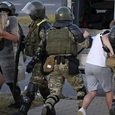 Белорусы бросились обнимать ОМОНовцев, опустивших щиты