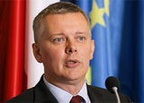 Глава Минобороны Польши перепутал лампочку с микрофоном (ВИДЕО)