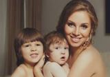 Многодетная мать Полина Диброва позирует топлес в обнимку с детьми