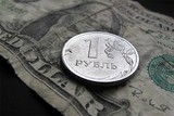 Официальный курс рубля незначительно снизился к доллару и евро