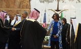 Мишель Обаму обвинили в нарушении исламского этикета