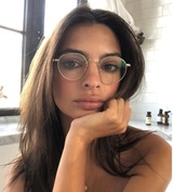 Звезда "Инстаграма" записала новогоднее видео, надев на себя только очки