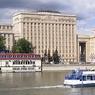 Молодые люди устроили заплыв на надувных матрасах по Москве-реке