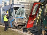 В центре Москвы автомобиль столкнулся с 3 трамваями