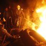 Протестующие сожгли в Киеве мост влюбленных