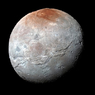 Почему полюс спутника Плутона имеет цвет запекшейся крови?