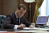 Медведев утвердил матпомощь аграриям Дальнего Востока
