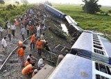 Число жертв железнодорожной катастрофы в Индии возросло до 116 человек