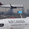 В аэропорту Канады пассажирский самолет столкнулся с бензовозом