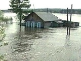 На окраине Новосибирска паводок прорвал плотину