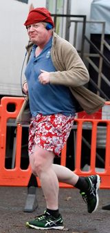 Фото главы британского МИД в цветастых шортах и красной  шапочке стало хитом