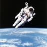 Скончался первый вышедший в открытый космос без страховки астронавт