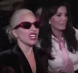 Пьяная Леди Гага на высоких каблуках упала на глазах поклонников и прессы (ВИДЕО)