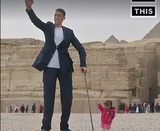 Встреча самого высокого мужчины и самой маленькой женщины в мире попала на видео