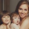 Многодетная мать Полина Диброва позирует топлес в обнимку с детьми