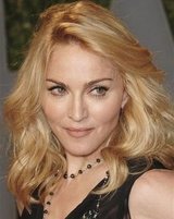 Мадонна без макияжа и в тапочках шокировала аэропорт Нью-Йорка