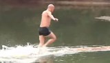 Шаолиньский монах пробежал по поверхности воды 125 метров (ВИДЕО)