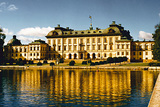 Дворец королевы Швеции заполонили привидения