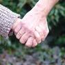 Прожившие вместе 69 лет супруги умерли одновременно, держа друг друга за руки